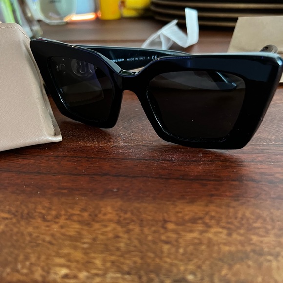 Burberry BE4344 DAISY Black/
EXCLUSIVE NEW
BURBERRY
BE4344 DAIS - Picture 2 of 13